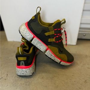 DESERT MOSS/BLACK-CARGO KHAKI